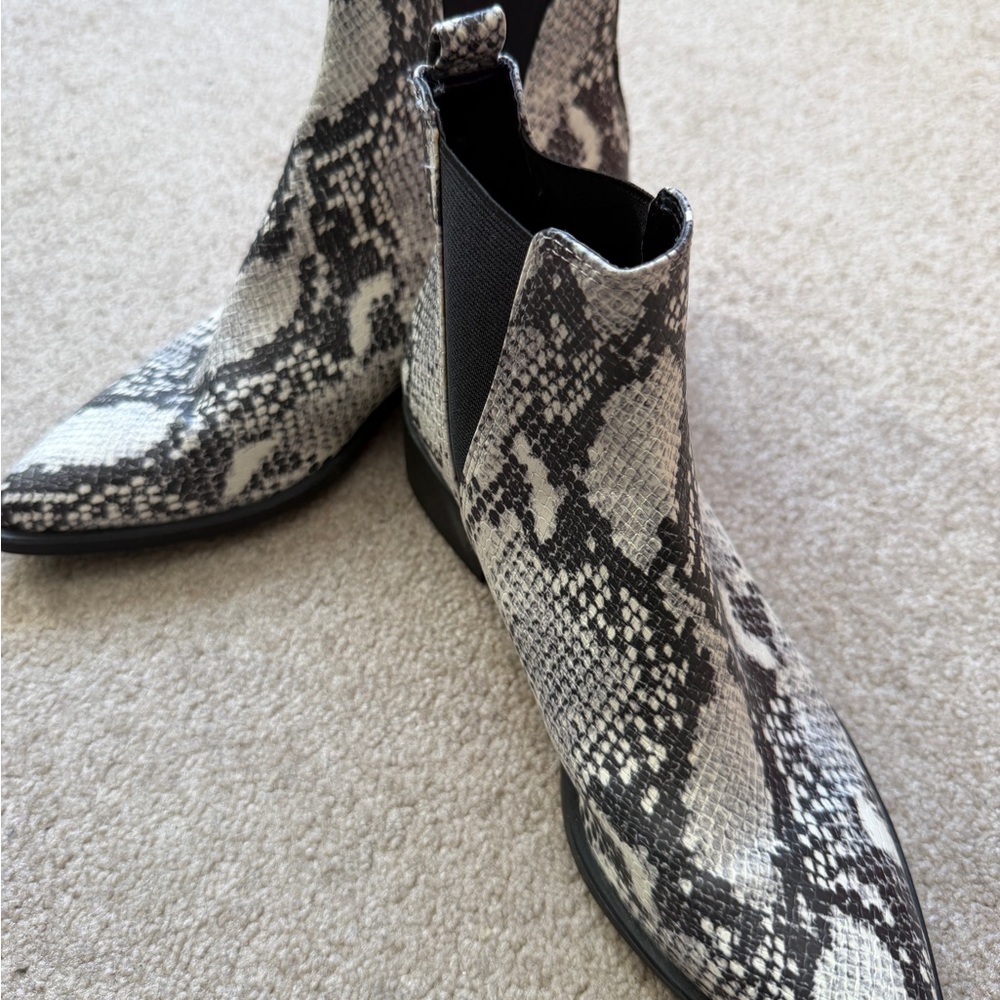 Steve Madden Jerry Snake Print Ankle Boots 8.5M Pointed Toe Chelsea Booties